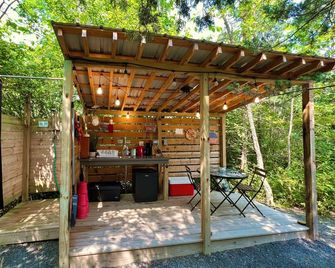 Sexiest Lil Cabin in Saugerties, NY - ساوجرتيس - شرفة مرصوفة