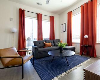 Stunning Nulu 1br Cozysuites 03 - Louisville - Living room