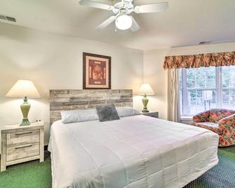 Spacious Condo with Balcony, 4 Mi to Beach! - Pigeon - Bedroom