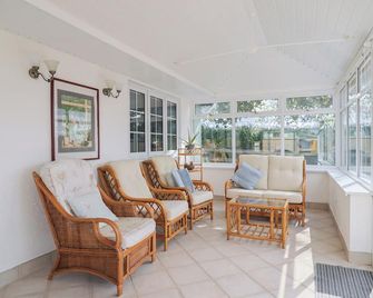 Rainbow View - Taunton - Living room
