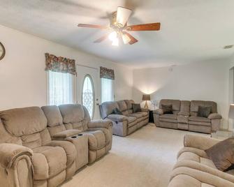 Cozy Waycross House w/ Yard & Screened Patio! - Waycross - Вітальня