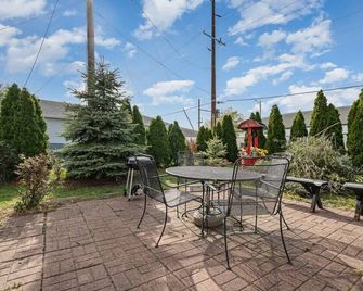 Downstairs 2 Bedroom Apt- Pet Friendly- walking distance to beach & shops - Michigan City - Patio