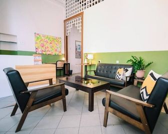 Swing & Pillows @ 75 Chulia St, Georgetown Penang - Джорджтаун - Вітальня