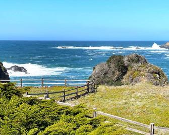 Oceanfront, Beach And Coastline Views, Large Home, Lots Of Windows, Amenities - Mendocino