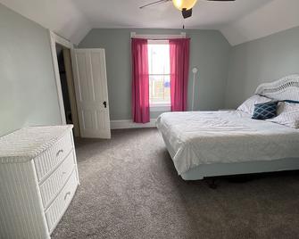 3 Bedroom, 2 Bath Just 9 Blocks from Downtown! - Cedar Rapids - Habitación