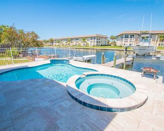 A bit of Key West in New Port Richey: Bright Home w/ Pool & Boat Dock Access! - New Port Richey - Pool
