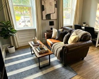 The Grayson at Park Place- cozy and fully updated with King bed free coffee and fast WIFI - Wilmington - Living room