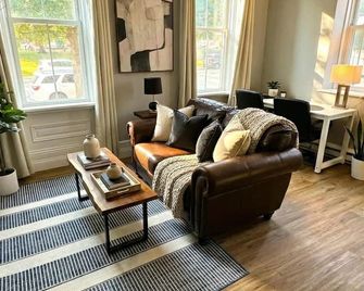 The Grayson at Park Place- cozy and fully updated with King bed free coffee and fast WIFI - Wilmington - Living room