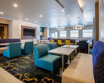 La Quinta Inn & Suites by Wyndham Buffalo Amherst - Amherst - Зручності