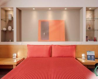 Hotiday Room Collection - Sarzana - Sarzana - Bedroom