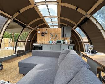 Moonlight Dome Tent - Tenby - Wohnzimmer