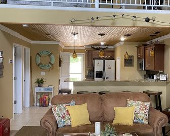 New Listing!, Incredible Lakefront property. Family friendly. Super relaxing! - Camdenton - Wohnzimmer