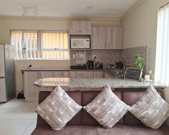Lyn's Self Catering - Swakopmund - Küche