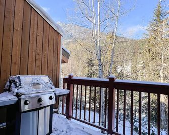 2 BDRM condo at Panorama Mtn Resort w/mountain + creek views - Panorama - Balcony
