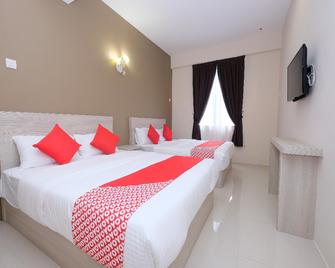 Super OYO 43935 Mancalin Hotel - Kuantan - Schlafzimmer