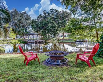 The Water Lily Lodge | Waterfront house in Inverness with rustic charm & kayaks - Inverness - Patio
