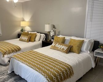 King bed! Near downtown Lawrenceville! Clean. - Lawrenceville - Bedroom