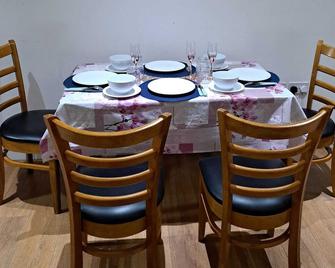 Immaculate 1-Bed Apartment in London - London - Dining room
