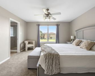 Great Location | Fast Wifi | 3brd Houston Home - Jersey Village - Bedroom