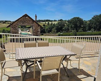 Gîte Piscine Cantal Lot. Charme/confort/loisirs. Corps Ferme Clos & Privatif - Maurs - Патіо