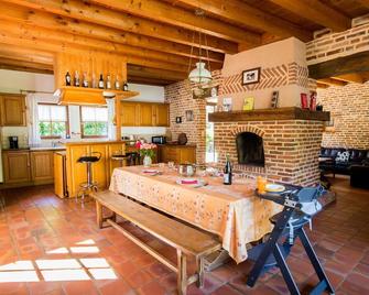 Stunning private villa for 8 people with WIFI, private pool, TV, terrace, pets allowed and parking - La Chapelle-Saint-Sauveur - Comedor