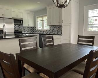 Charming 2-bedroom apt with AC and WiFi in lovely Mamaroneck - Mamaroneck - Kitchen