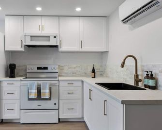 Fun + Private West-End King Suite, Centrally Located Near Tru+rih - Kamloops - Kitchen
