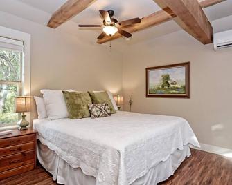 Cabins at Flite Acres - Mockingbird Cabin - Wimberley - Bedroom