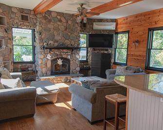 Hudson Valley Getaway for Families - Stony Point - Living room