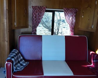 New Vintage Trailer on 40 acre horse ranch close to wineries and fun outings. - Patagonia - Sala de estar