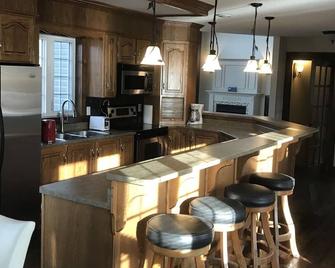 Fortnight Chalet Holiday Home Rental in Deer Lake, NL. Gateway to Gros Morne National Park - Deer Lake - Kuchyň