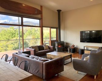 Large 6 Bedroom Family Home - Great for large groups - Merrijig - Living room