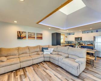 Waterfront Lodi Vacation Rental on Lake Wisconsin! - Lodi - Living room