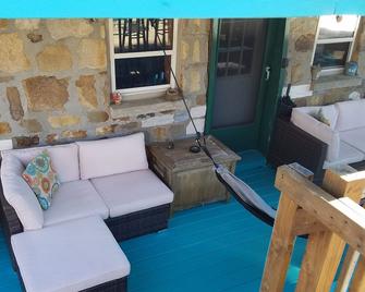 Iris's lake house w/2 kayaks and lake access, hammock,16x16ft deck w/ lake veiw - Robbinsville - Innenhof