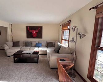 Cozy Batavia Residence on Prairie Path with Grand Garden - Batavia - Living room