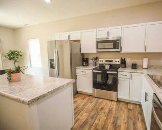 The Courtlander - Kokomo - Kitchen