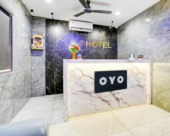 Hotel O The 9 Hotel - 蘇拉特 - 櫃檯