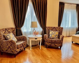 Beautiful, Spacious and Good Location - Mississauga - Living room