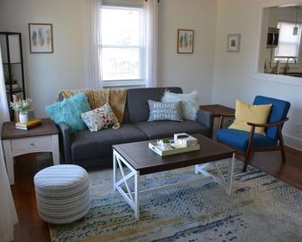 The Blue House - We Have Disney+ And Netflix - Hickory - Olohuone