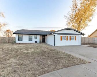Clean and Updated Home in Moore with Bonus Room - Moore - Gebäude