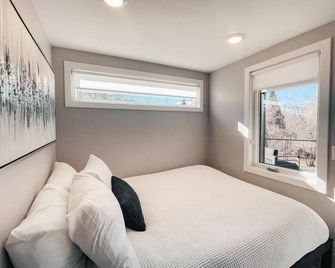 Beautiful and Elegant River Front Cottage - Reno - Bedroom