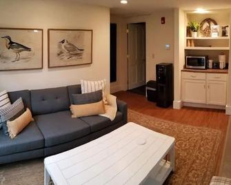 Coveted Public House suite, food trucks & craft beer on site, walk to UNH & town - Durham - Living room