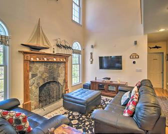 1 Mi to Beach: Home w/ Fire Pit & BBQ in Cape Cod! - Chatham - Living room
