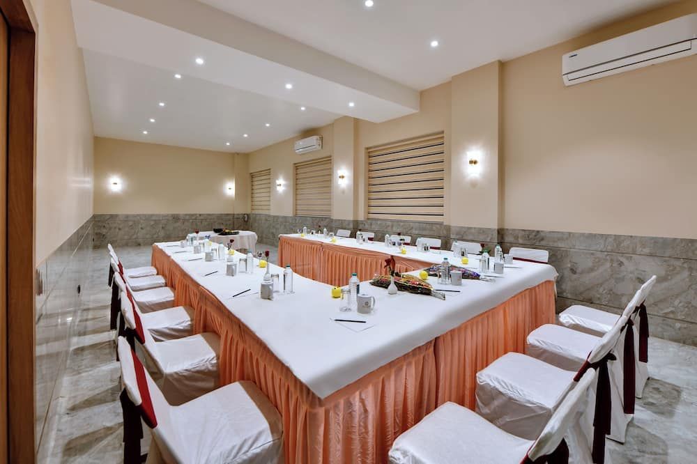 Click Hotel Bhuj - Бхудж - Ресторан