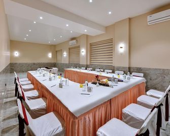 Click Hotel Bhuj - Бхудж - Ресторан