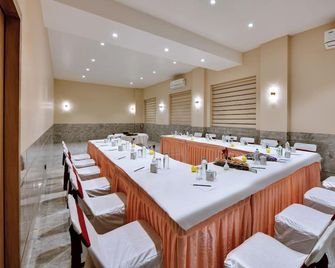 Click Hotel Bhuj - Бхудж - Ресторан