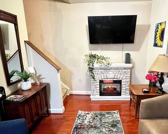 Enjoy Fall on our big porch! Check out discounts, bike storage and amenities! - Williamsport - Living room