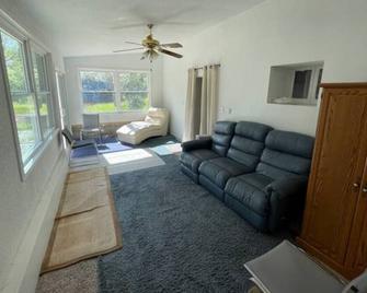 Grandma's Cabin In a Quiet and Secluded Location - Blue Springs - Living room