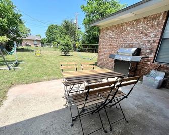 Family Getaway, 3-bedroom Home! - Killeen - Patio