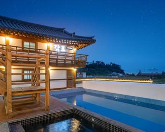 Gyeongju gampo byeolbit hanok Pension - Gyeongju - Havuz